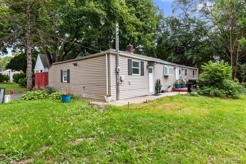 1054 E Mandeville Street Burton City, MI 48529