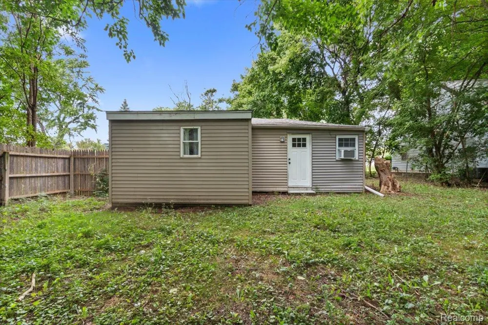 1054 E Mandeville Street Burton City, MI 48529