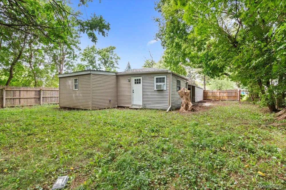 1054 E Mandeville Street Burton City, MI 48529