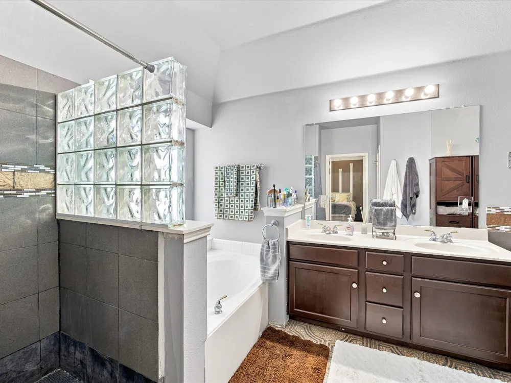 302 Republic Lane Euless, TX 76040