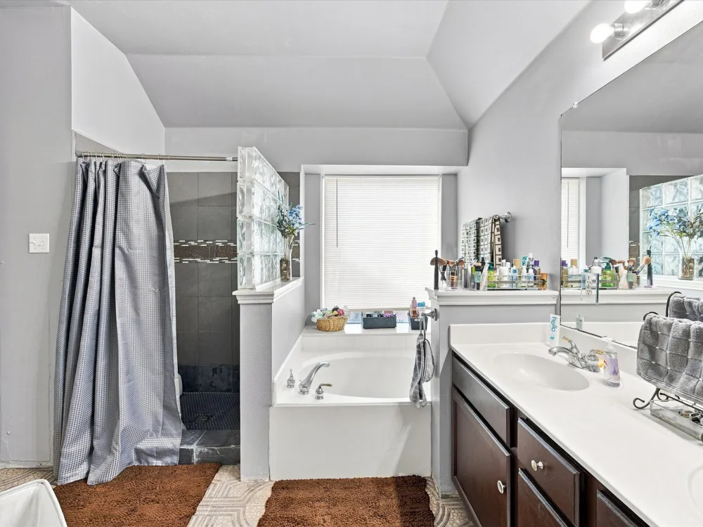 302 Republic Lane Euless, TX 76040