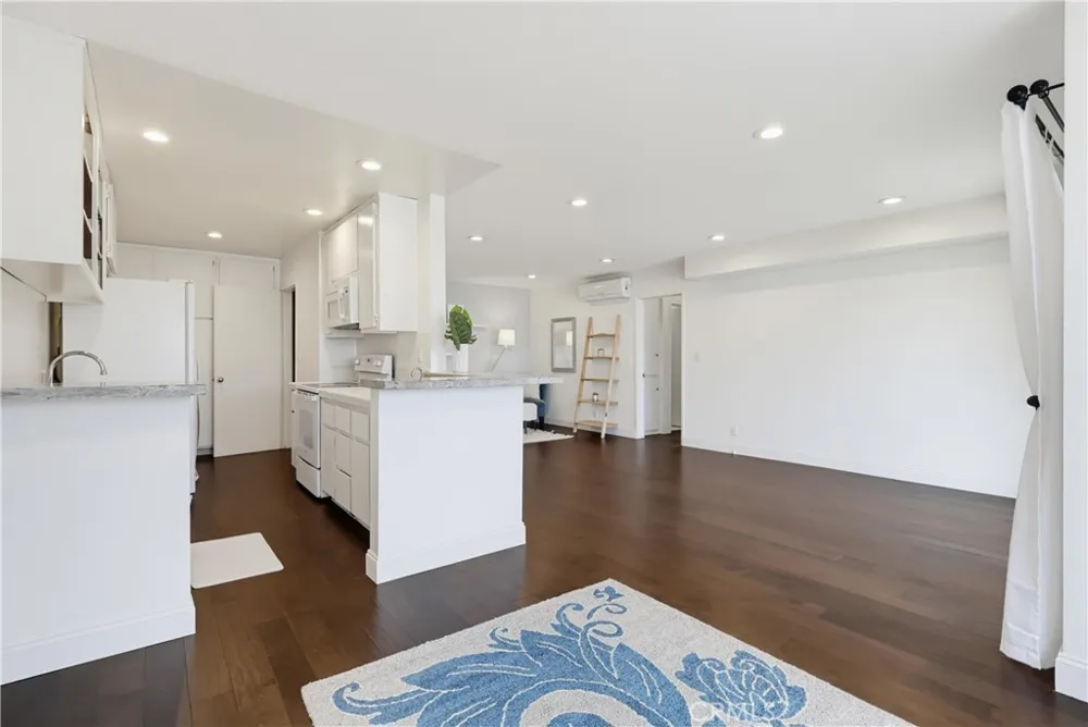 8738 Delgany #301 Playa del Rey, CA 90293
