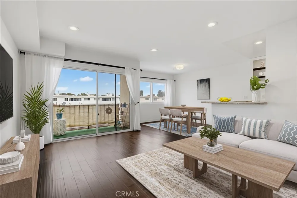 8738 Delgany #301 Playa del Rey, CA 90293