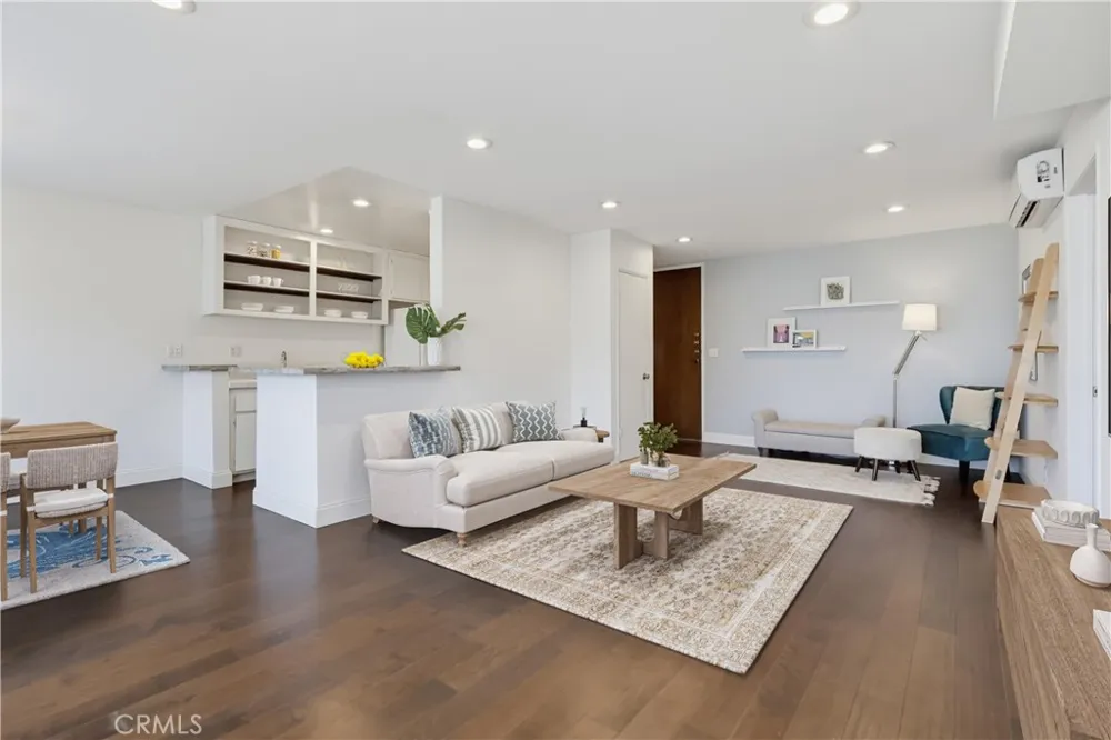 8738 Delgany #301 Playa del Rey, CA 90293