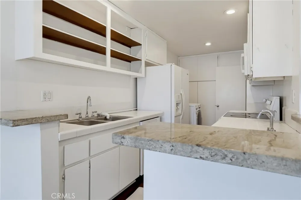 8738 Delgany #301 Playa del Rey, CA 90293