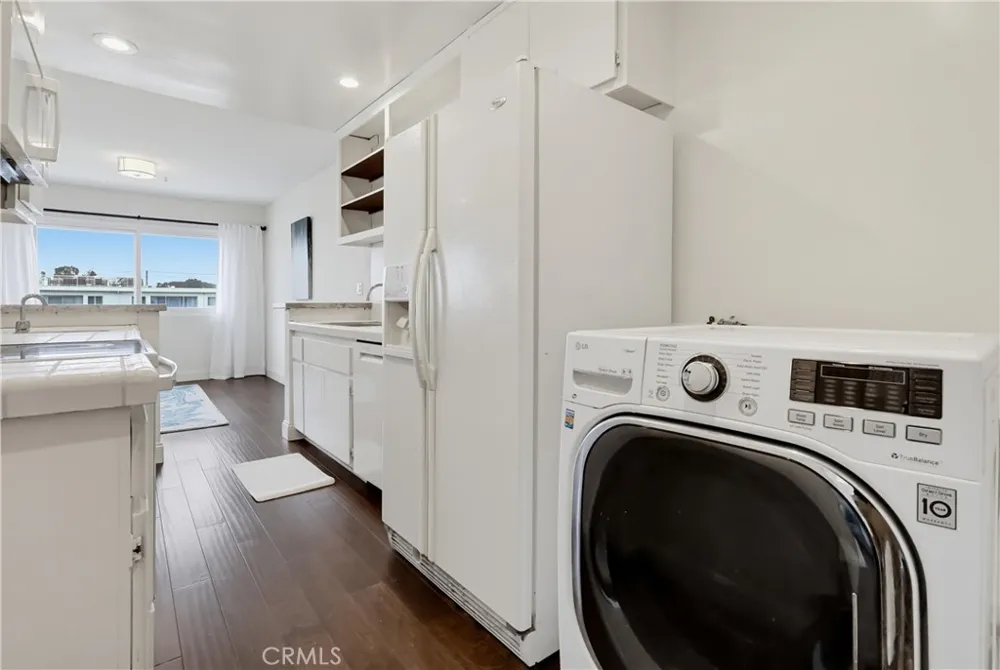 8738 Delgany #301 Playa del Rey, CA 90293