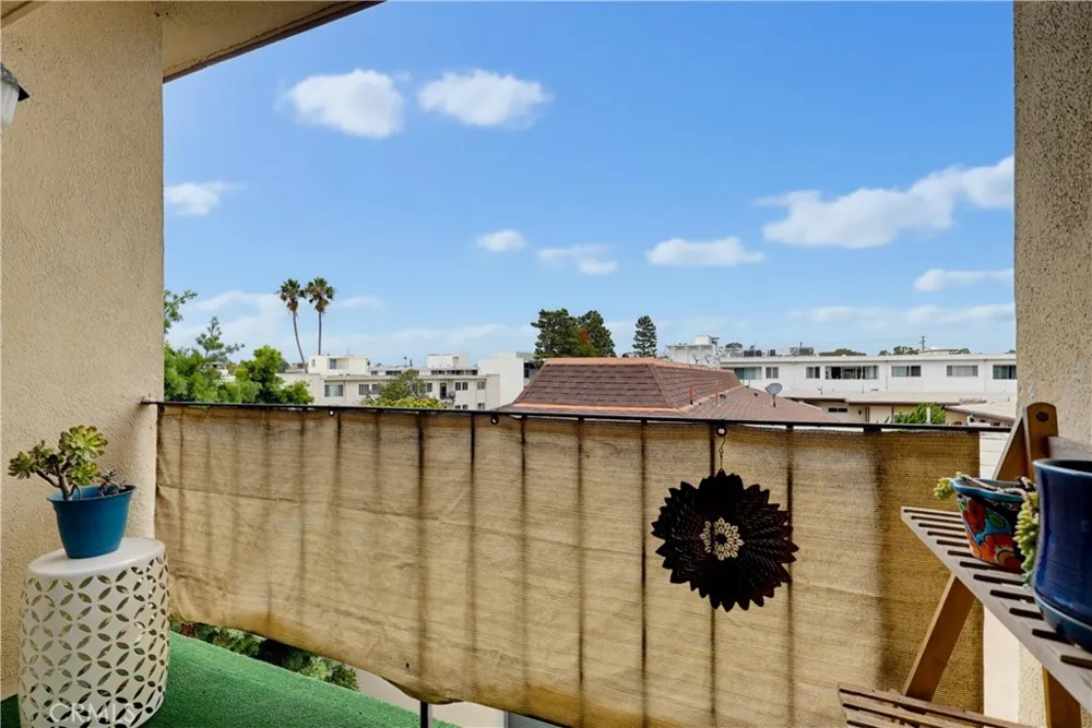 8738 Delgany #301 Playa del Rey, CA 90293