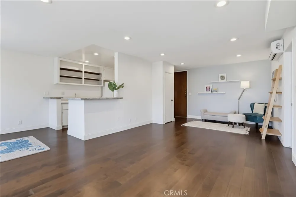 8738 Delgany #301 Playa del Rey, CA 90293