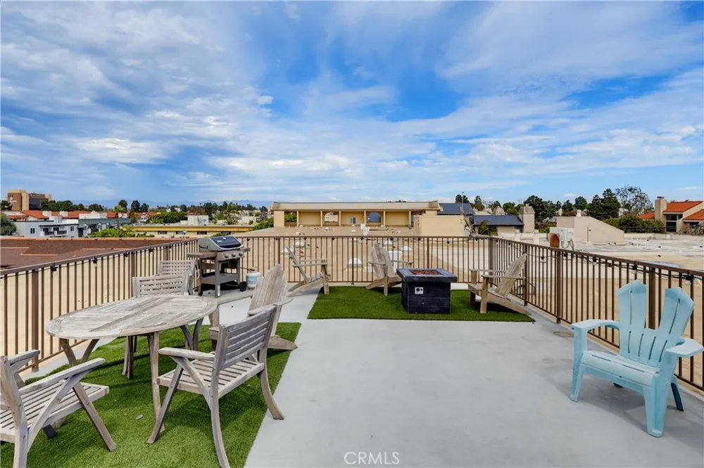 8738 Delgany #301 Playa del Rey, CA 90293