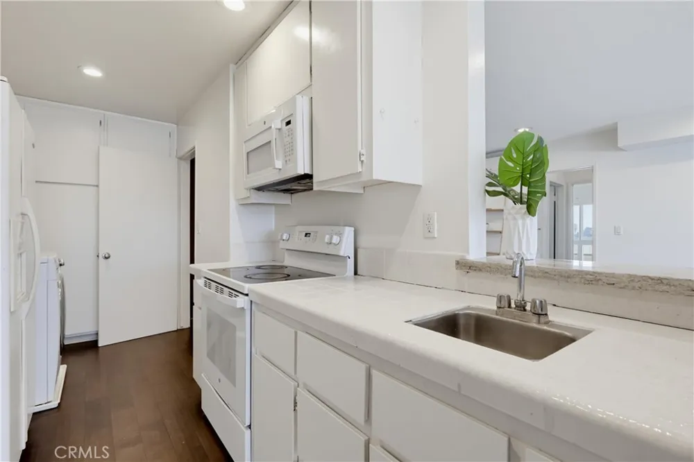 8738 Delgany #301 Playa del Rey, CA 90293