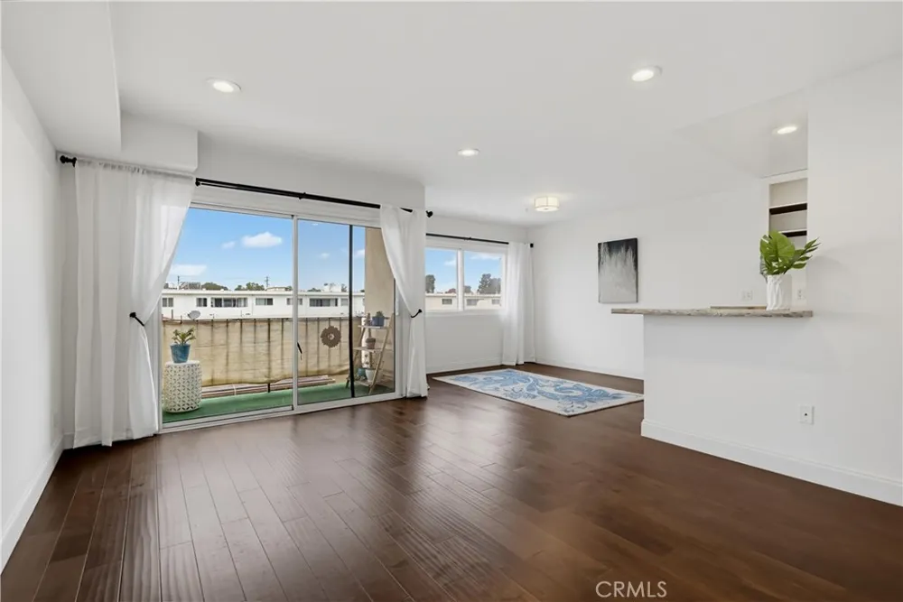 8738 Delgany #301 Playa del Rey, CA 90293