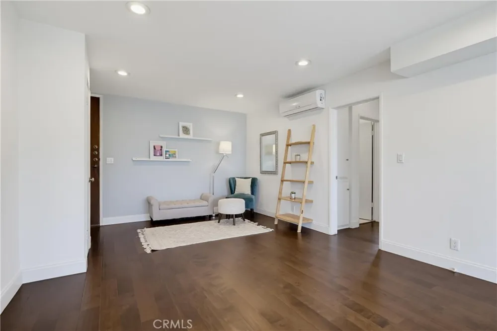 8738 Delgany #301 Playa del Rey, CA 90293
