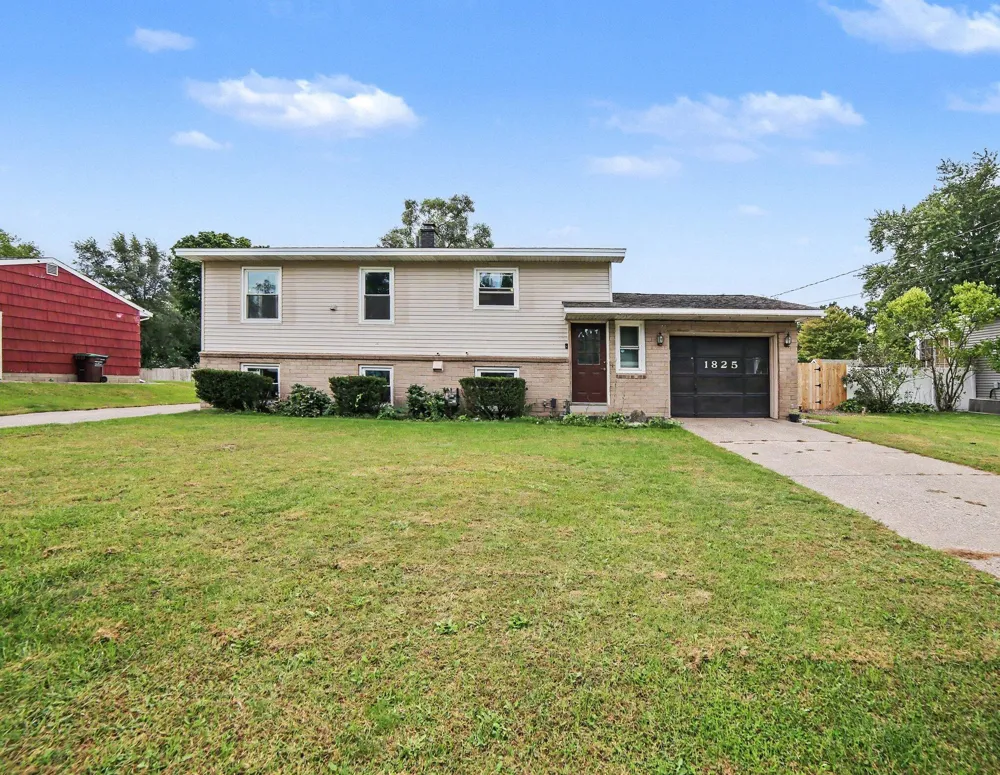 1825 Oak Park Drive Muskegon, MI 49442