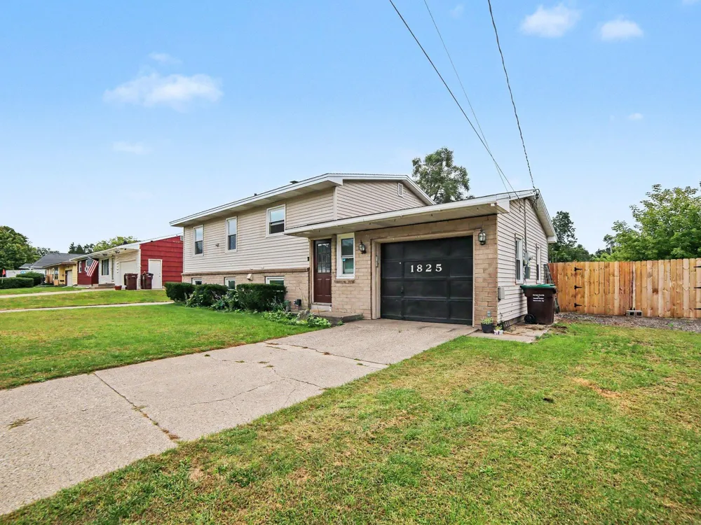 1825 Oak Park Drive Muskegon, MI 49442