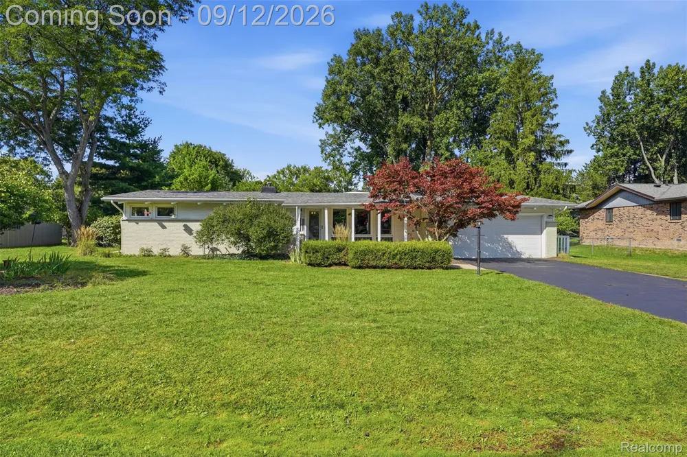 2644 Saint Joseph West Bloomfield Charter Township, MI 48324