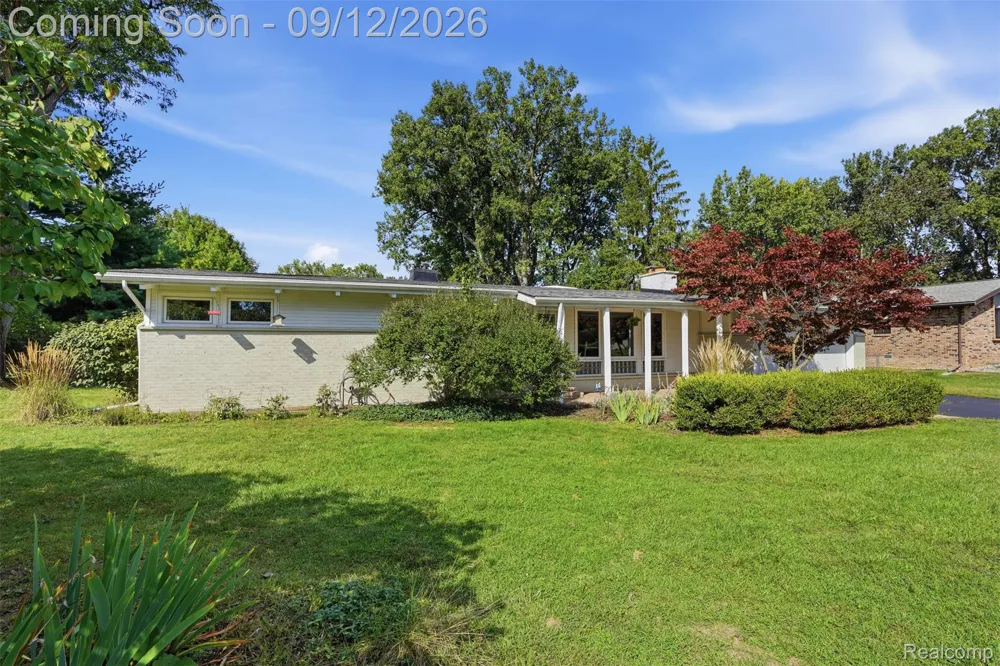 2644 Saint Joseph West Bloomfield Charter Township, MI 48324