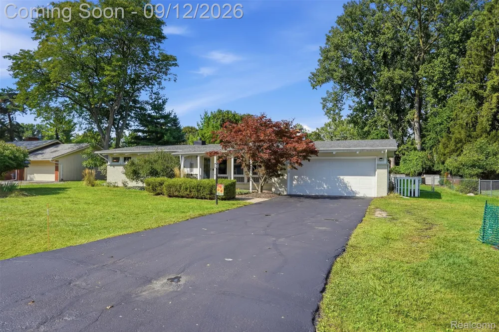 2644 Saint Joseph West Bloomfield Charter Township, MI 48324