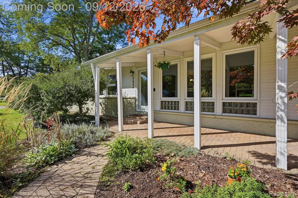 2644 Saint Joseph West Bloomfield Charter Township, MI 48324