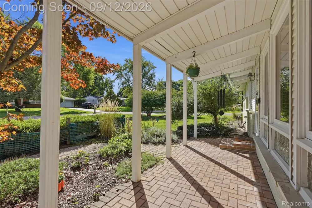 2644 Saint Joseph West Bloomfield Charter Township, MI 48324