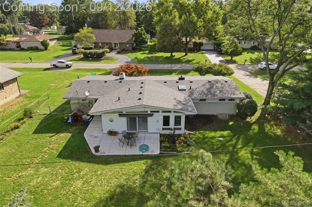 2644 Saint Joseph West Bloomfield Charter Township, MI 48324