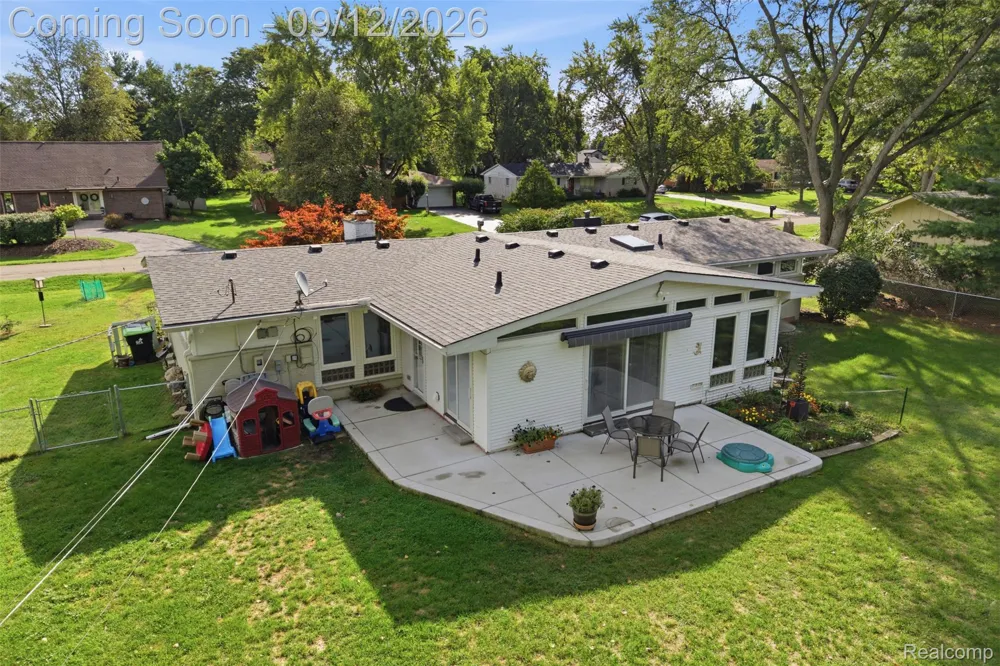 2644 Saint Joseph West Bloomfield Charter Township, MI 48324