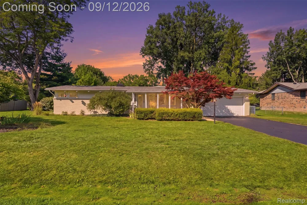 2644 Saint Joseph West Bloomfield Charter Township, MI 48324
