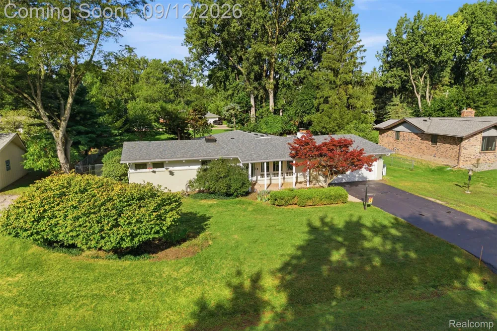 2644 Saint Joseph West Bloomfield Charter Township, MI 48324
