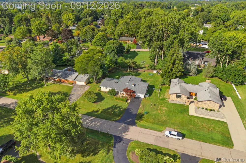 2644 Saint Joseph West Bloomfield Charter Township, MI 48324