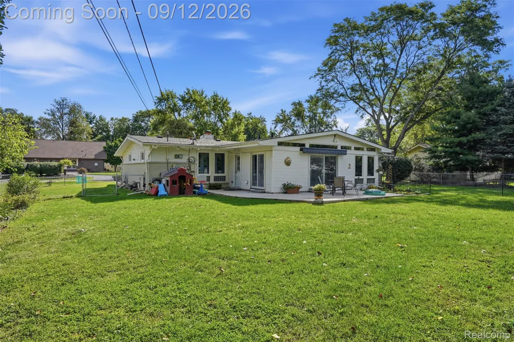 2644 Saint Joseph West Bloomfield Charter Township, MI 48324