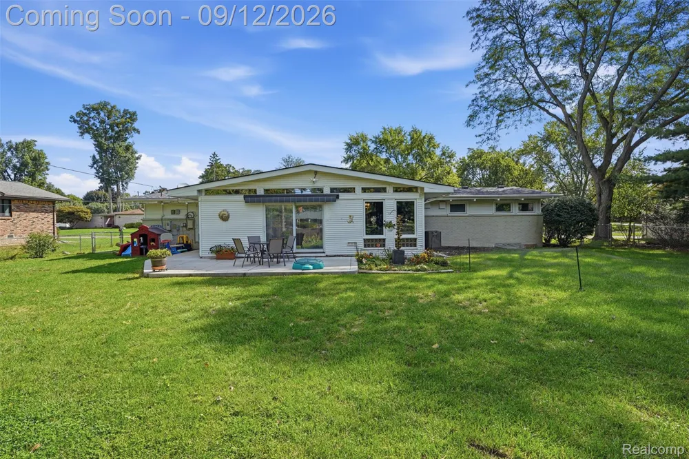 2644 Saint Joseph West Bloomfield Charter Township, MI 48324