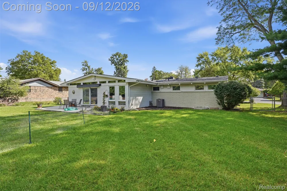 2644 Saint Joseph West Bloomfield Charter Township, MI 48324