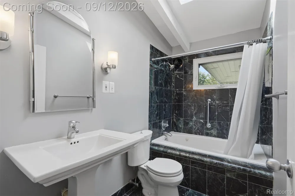 2644 Saint Joseph West Bloomfield Charter Township, MI 48324