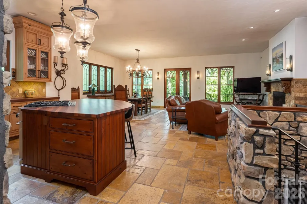 18 Woodlink Road Asheville, NC 28801