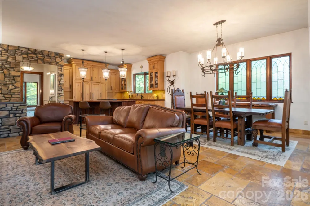 18 Woodlink Road Asheville, NC 28801