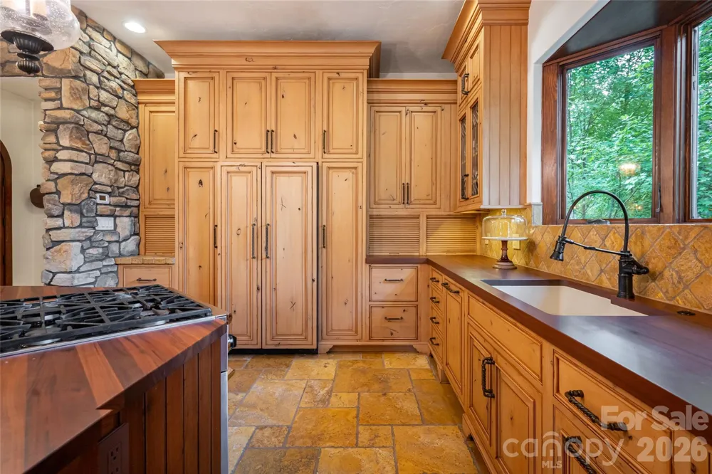 18 Woodlink Road Asheville, NC 28801