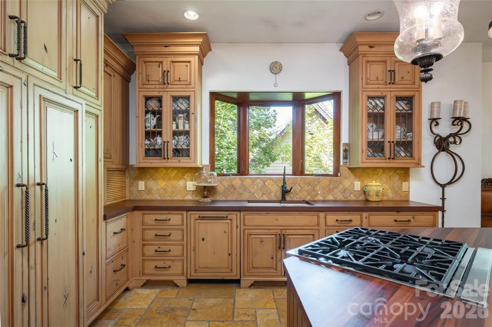 18 Woodlink Road Asheville, NC 28801