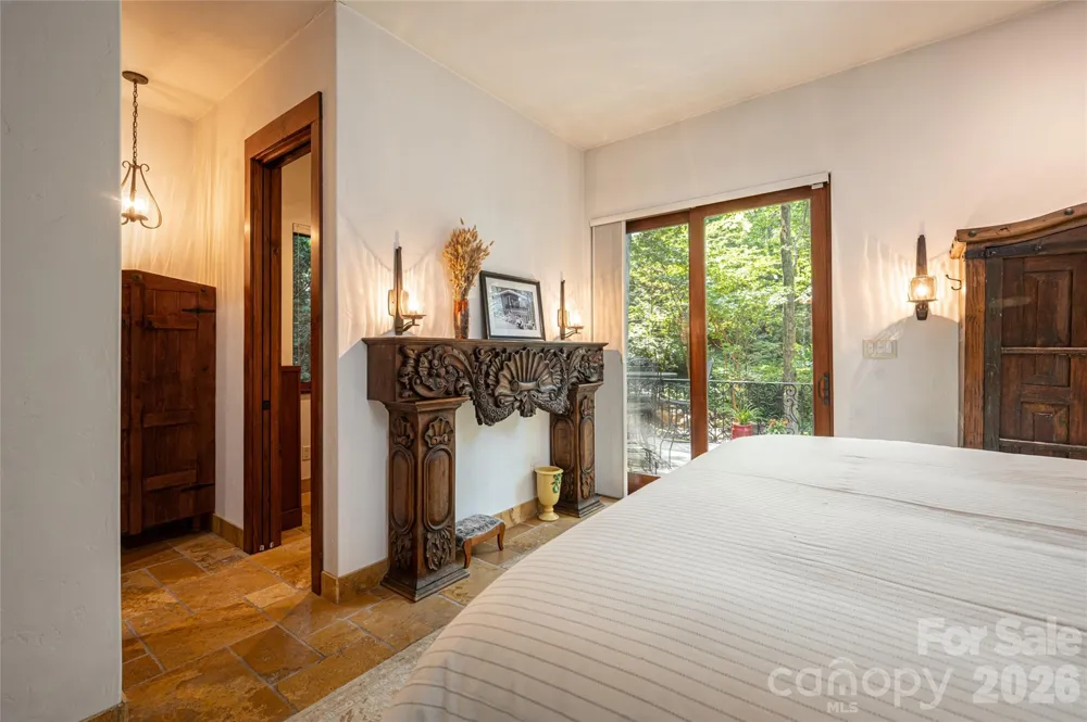 18 Woodlink Road Asheville, NC 28801