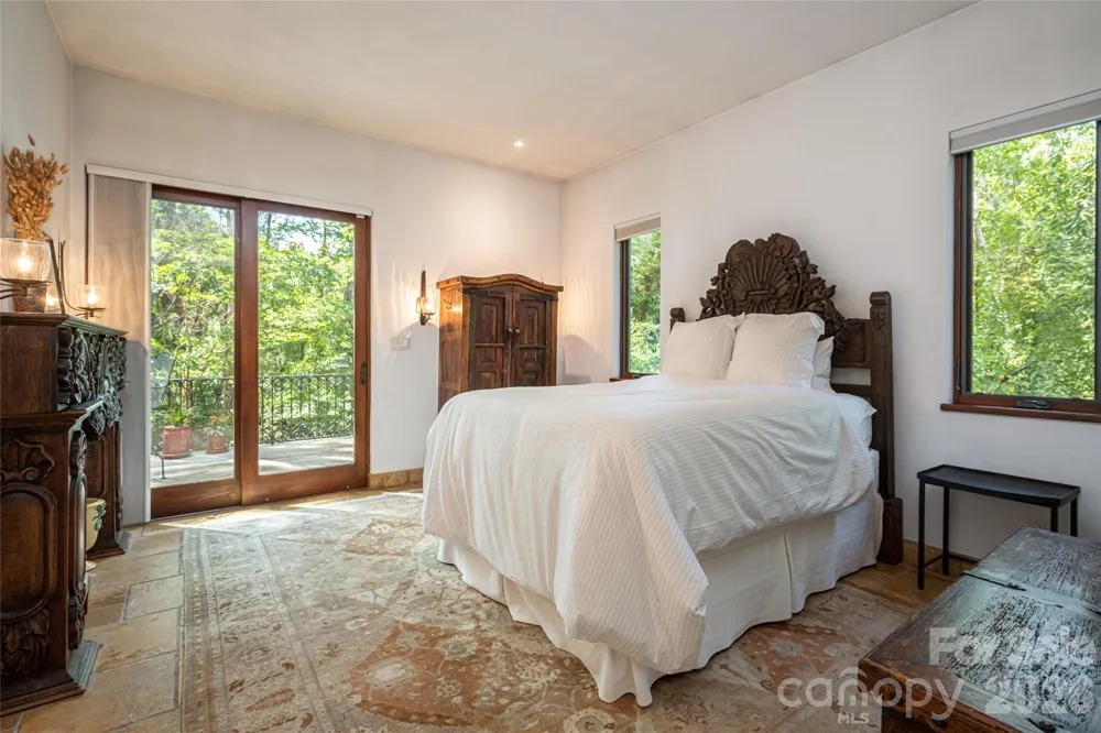 18 Woodlink Road Asheville, NC 28801