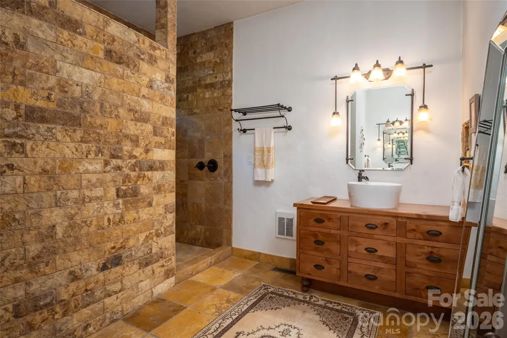 18 Woodlink Road Asheville, NC 28801