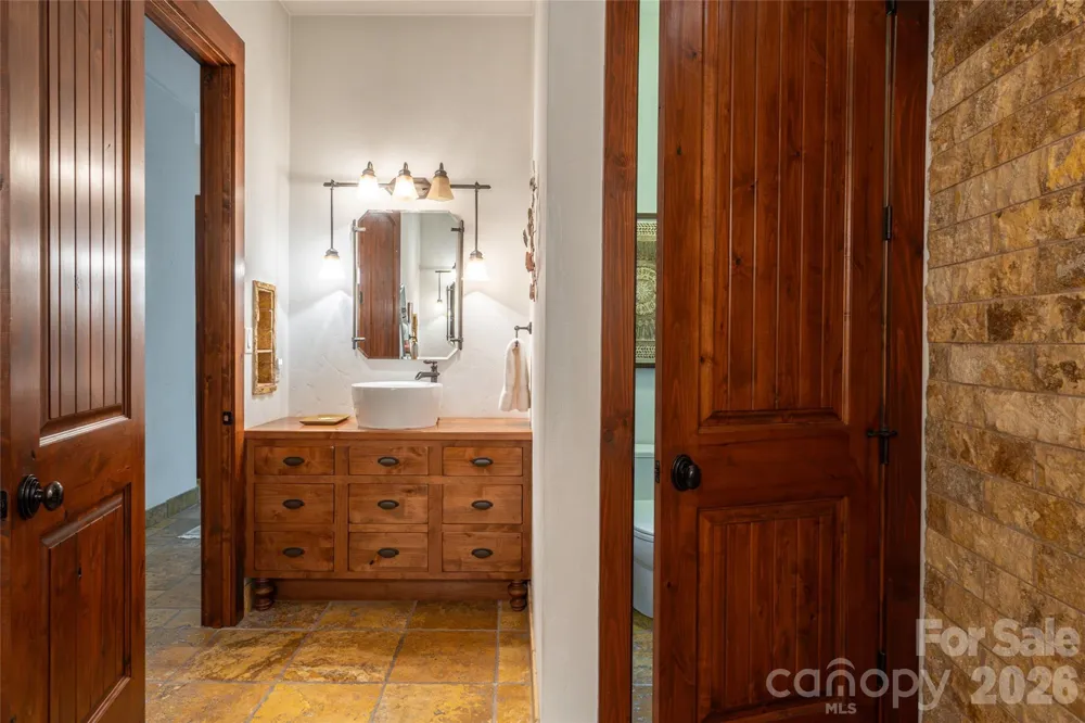 18 Woodlink Road Asheville, NC 28801