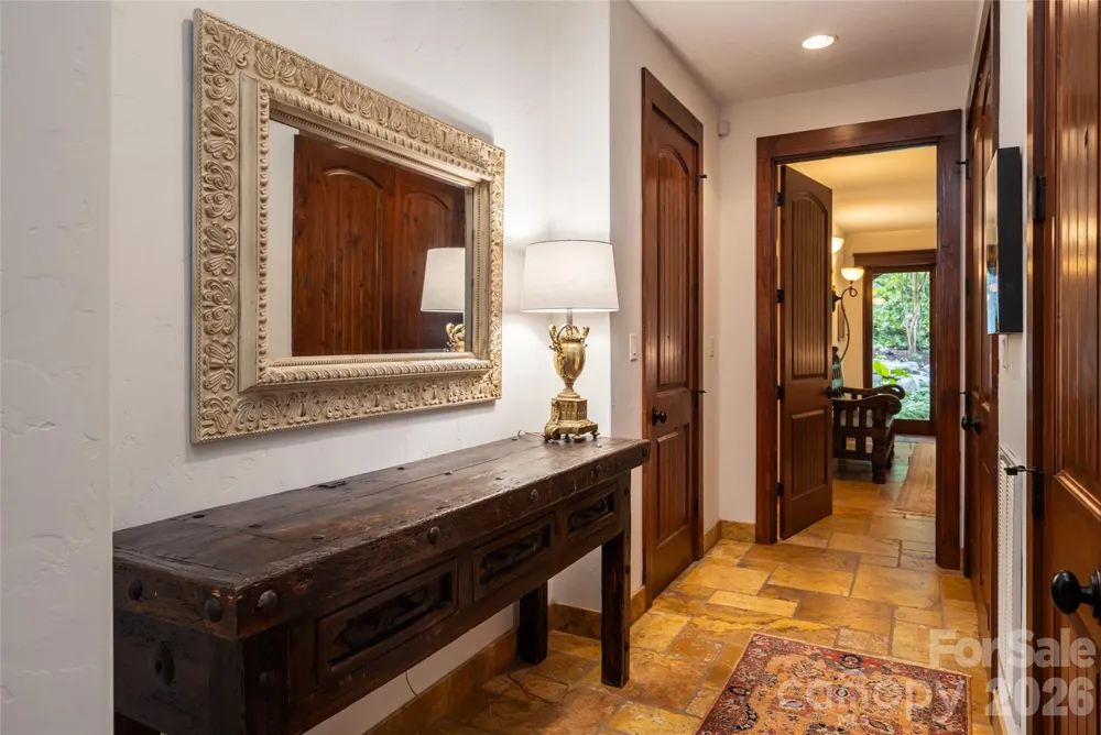 18 Woodlink Road Asheville, NC 28801