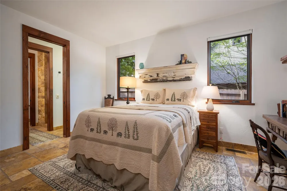 18 Woodlink Road Asheville, NC 28801