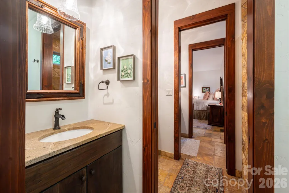 18 Woodlink Road Asheville, NC 28801