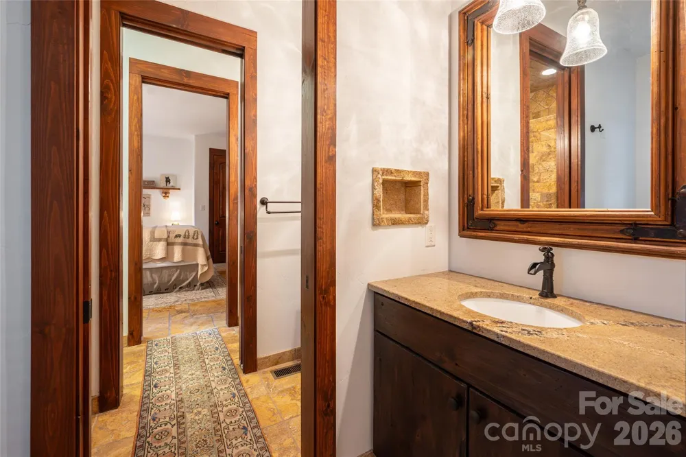 18 Woodlink Road Asheville, NC 28801