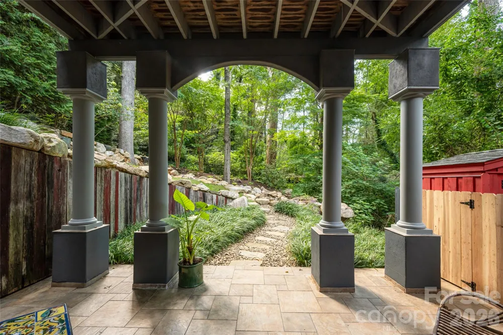 18 Woodlink Road Asheville, NC 28801