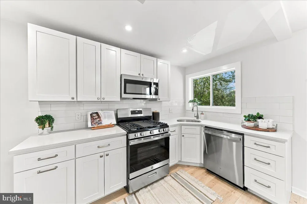 1976 CARTER ROAD Folcroft, PA 19032
