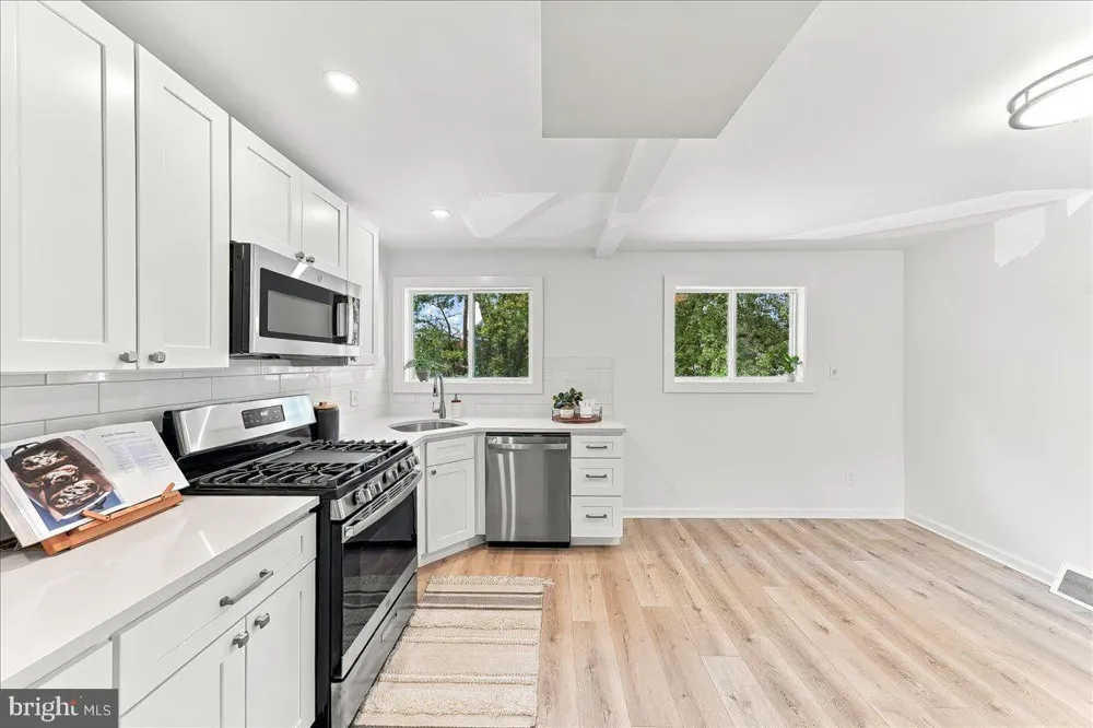 1976 CARTER ROAD Folcroft, PA 19032
