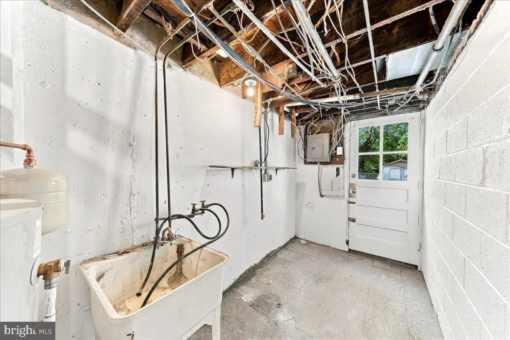 1976 CARTER ROAD Folcroft, PA 19032