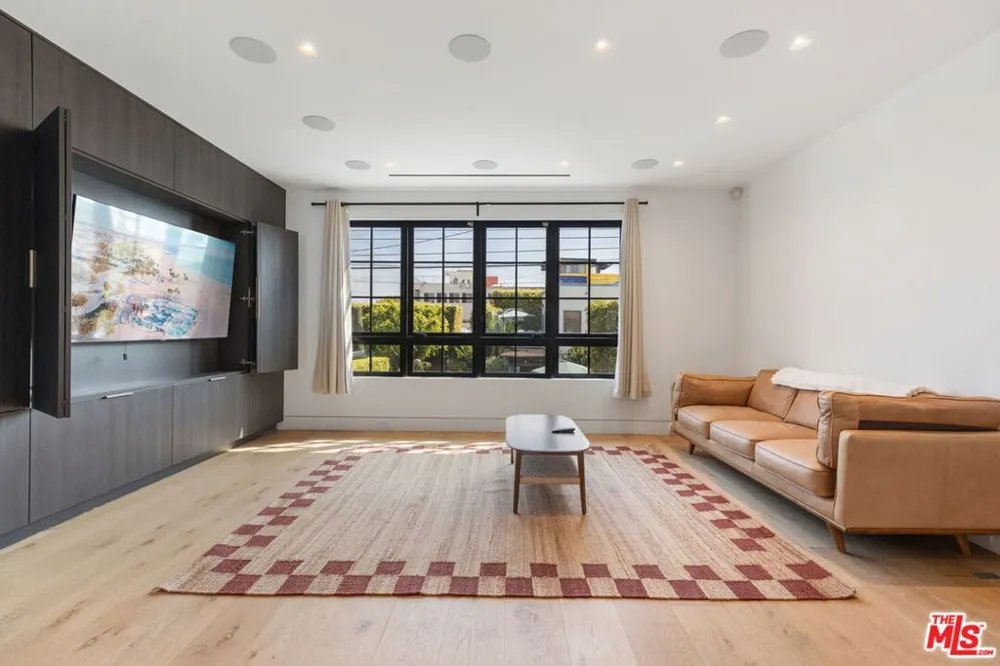 2205 Ocean Front Walk Los Angeles, CA 90291
