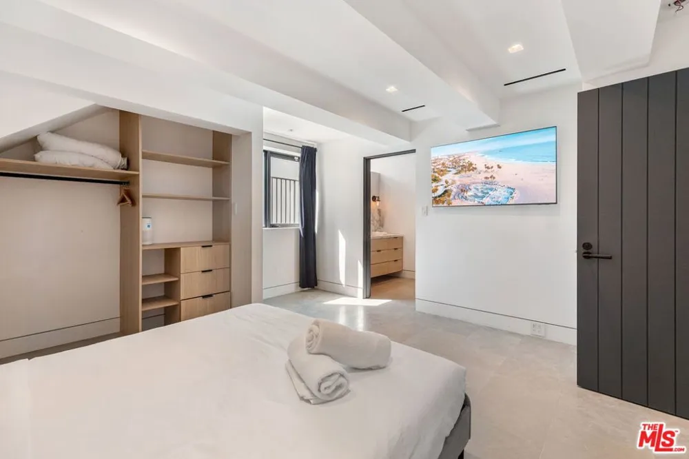 2205 Ocean Front Walk Los Angeles, CA 90291
